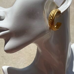 Vintage sculpted cable gold-colored hoop earrings Women’s